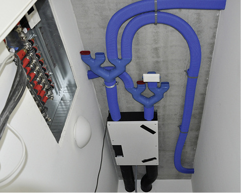 



Die geringen Abmessungen des einheitszentralen Lüftungsgerätes PluggPlan lassen eine minimale Einbautiefe zu. Eine Revisionsklappe ermöglicht später den Filterwechsel und die Wartung.
