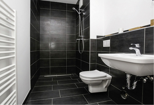 
Fertig ist das Badezimmer: Der Duschbereich ist barriefrei begehbar und der Raum wirkt dadurch weitläufiger. Dank Tecedrainline ist keine Duschabtrennung nötig.
