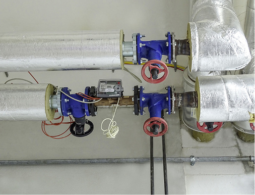
Messstellen an schwer zugänglichen Stellen: ein Wärmezähler und Splitwärmezähler von Allmess parallel zur Decke in 4 m Höhe.
