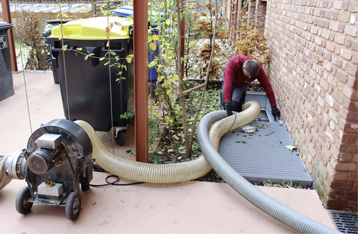 

Beim Einblasen der Pellets bei der Anlieferung ist die richtige Verlegung der Pelletleitungen wichtig. Die zu überbrückende Strecke darf nicht mehr als 30 m betragen. 





