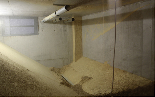 
Blick in ein Pelletlager. Gut zu erkennen sind die Schrägen, die das Nachrutschen der Pellets gewährleisten. 



