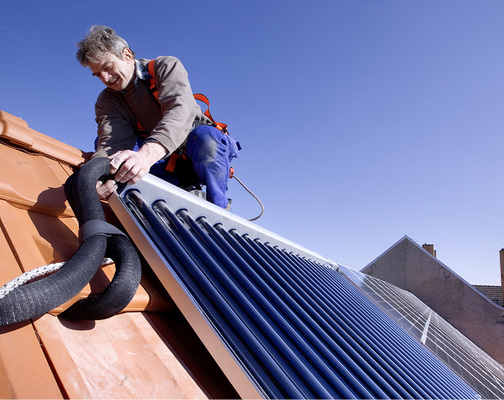 



Die Anforderungen bei Solarthermie werden wie bisher dann erfüllt, wenn eine bestimmte Mindestfläche installiert wird. Der GEG-Entwurf räumt Solarstrom Anrechnungsmöglichkeiten auf den Jahres-Primärenergiebedarf ein.
