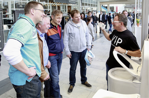 <p>
Die SBZ hat in Frankfurt den Prüfstand zum SBZ Praxistest Dusch-WCs gezeigt. Die Neugier der Fachbesucher war groß.
</p>