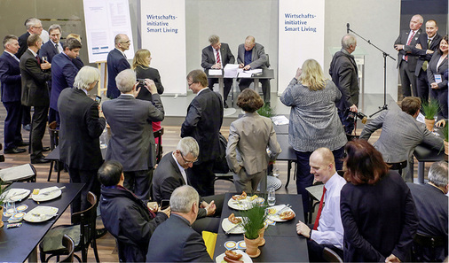 
Gründung der Initiative SmartLiving: Beteiligt sind neben dem Wirtschaftsministerium das Elektro- und SHK-Handwerk sowie etliche Hersteller für die Haus- und Gebäudetechnik.
