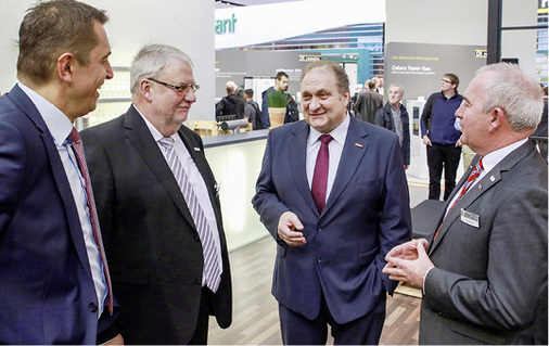 
Die Handwerksspitze auf der ISH (v.r.): ZVSHK-Haupgeschäftsführer Andreas Müller, ZDH-Präsident Hans Peter Wollseifer, ZV-Präsident Friedrich Budde und sein Vize Michael Hilpert.
