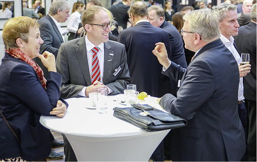 
Meinungsaustausch unter Marktpartnern im dreistufigen Vertriebsweg: Der ZVSHK-Stand ist für viele wichtiger Bestandteil der Messe.
