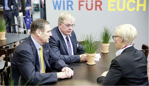 
Handwerkermarke und Nachwuchswerbung (v.l.): Benedikt Mahr (DG-Haustechnik) erörtert mit Norbert Borgmann und Birgit Jünger (beide ZVSHK), was in nächster Zeit in die Tat umgesetzt werden kann.
