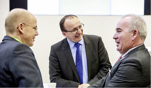 
Handwerk, Öl und Gas (v.r.): Andreas Müller (ZVSHK) pflegt den zwanglosen Meinungsaustausch mit Prof. Christian Küchen (Mineralölwirtschaft) und Dr. Timm Kehler (Zukunft Erdgas).
