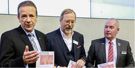 <p>
Neuer Partner bei ZVTool (v.l.): Hans-Joachim Sahlmann (Tece) mit Bernd Aue (ConSoft) sowie Andreas Müller nach der Vertragsunterzeichnung auf dem ZVSHK-Stand.
</p>