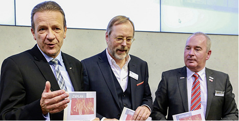 
Neuer Partner bei ZVTool (v.l.): Hans-Joachim Sahlmann (Tece) mit Bernd Aue (ConSoft) sowie Andreas Müller nach der Vertragsunterzeichnung auf dem ZVSHK-Stand.
