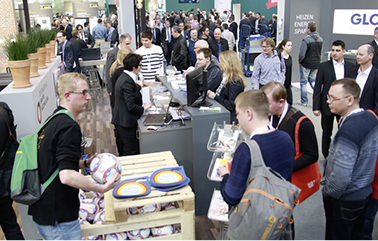 
Motto „Wir für euch“: Für Entscheider und Mitarbeiter aus den Mitgliedsbetrieben war der ZVSHK-Stand Rastplatz und Infoquelle zugleich. 
