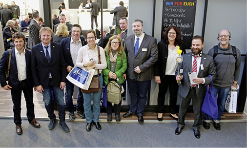 
Startpunkt ZVSHK: Themenspezifische Führungen und Rundgänge zeigten die wichtigsten Produktneuheiten aus den Bereichen Wasser, Wärme, Luft.
