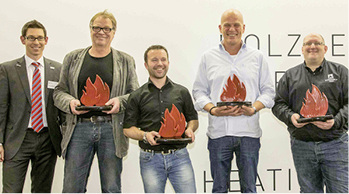 
Die Jury der „Ofenflamme 2017“ hat fünf Gewinner prämiert (v.l.): ZVSHK-Referent Tim Froitzheim überreicht die Designpreise an Rainer Niermann, Christian Manser, Stefan Ernst und Andreas Neuer. Nicht im Bild: Preisträger Günther Seyrlehner.
