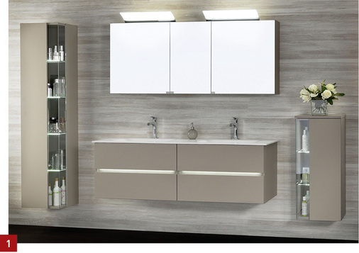 
1 Die Badmöbelkollektion TiAmo schafft mit dem Wechselspiel zwischen transparenten und geschlossenen Fronten effektvolle Räume.
