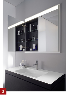 
2 Erkennungsmerkmal der neuen Spiegelschränke ist das überstehende Lichtfeld am oberen Spiegelrand.
