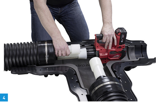 
4 Die Mediumrohre Ecoflex Thermo PRO werden mit der Uponor Quick & Easy Verbindungstechnik verbunden.
