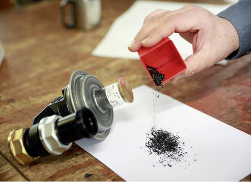 
Bei der Wartung von Gasanlagen lohnt es sich, danach zu schauen, ob sich z. B. im Grobfilter eines Druckminderers Sulfidpartikel angesammelt haben, die zur Verstopfung und damit zum Ausfall des Systems führen können.
