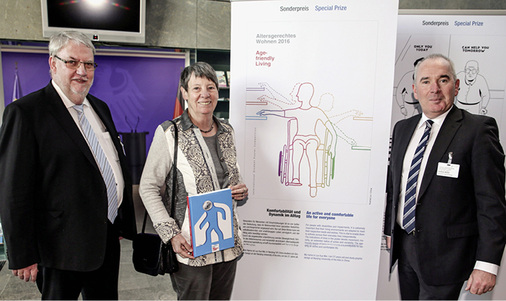 
Bundesbauministerin Barbara Hendricks gab die Gewinner bekannt. ZVSHK-Präsident Friedrich Budde (links) sowie Hauptgeschäftsführer Andreas Müller planen eine Wanderausstellung mit den 100 besten Exponaten. 
