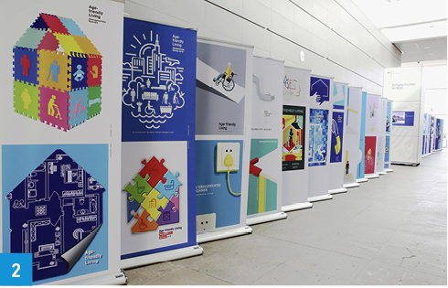 
2 Zweiseitig bedruckte Roll-ups bringen die Motive rund ums altersgerechte Wohnen zur Geltung.
