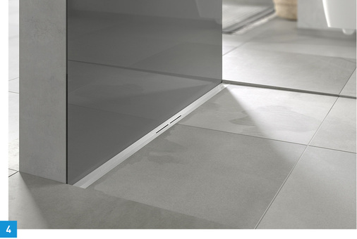 
4 Tecedrainprofile lässt sich nischenbündig über die gesamte Duschplatzbreite installieren.
