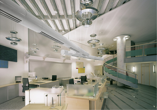 

Für das Rundrohrsystem von Emco Klima gibt es einen elektromotorisch verstellbaren Rohrdurchlass, der um eine Temperaturdifferenzregelung erweitert werden kann.

