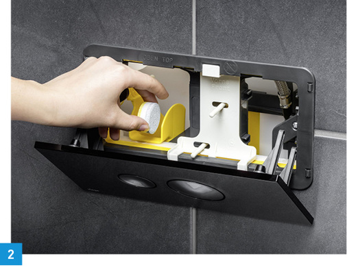 
2 Über den WC-Einwurfschacht von Viega gleiten Reinigungstabs in den Spülkasten und sorgen bei jeder Spülung für hygienische Frische.
