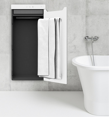 
Hinter der Infrarot-Glasheizfläche des Handtuchwärmers Zehnder Zenia können Textilien getrocknet werden.
