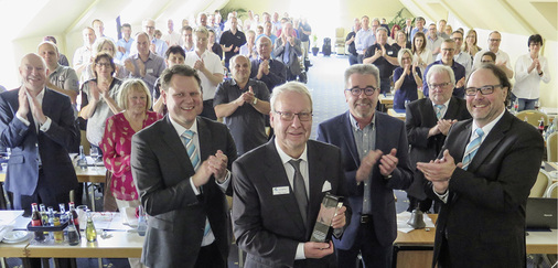 



Klaus Wagner (MItte) wurde eine doppelte Ehre zuteil. Der Aufsichtsratsvorsitzende erhielt den nach ihm benannten Klaus-Wagner-Preis. Die Auszeichnung wurde erstmals vergeben. Der Geehrte wusste im Vorfeld nichts von der Aktion.
