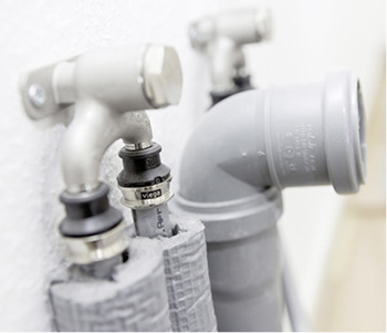 



Der Klinikbetreiber ZfP verlangte die Ausführung der Trinkwasserinstallation sortenrein in Edelstahl. Beim System Raxinox sind dafür auch alle Verbinder, Bögen, T-Stücke und durchgeschliffenen Wandscheiben aus Edelstahl gefertigt.
