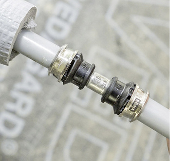 



Sichere Verarbeitung: Vor dem Verpressen der Raxinox-Verbinder kann mit einem Blick auf das Sichtfenster kontrolliert werden, ob die Einstecktiefe stimmt.
