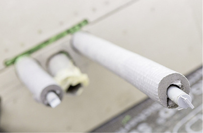 
In der Tagesklinik sind überwiegend nach EnEV vorgedämmte Raxinox-Rohre installiert. Zum Schutz vor Verschmutzung waren die Rohrenden während der Bauphase durch Stopfen geschützt.



