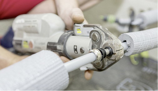 
Das Presswerkzeug des Verbundsystems Raxofix ermöglicht auch das „raxiale“ Verbinden der Raxinox-Komponenten.



