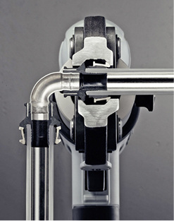 



Schnittbild des Raxinox-Rohres mit dem druck- und temperaturbeständigen Edelstahl-Inliner: Ein Mantel aus aufextrudiertem Polyethylen macht das Rohr gleichermaßen stabil und flexibel.
