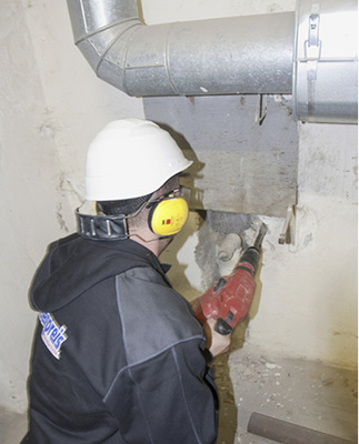 
Das Meißeln von Durchbrüchen oder Schlitzen für Rohre wird durch einen Feststellschalter erleichtert.
