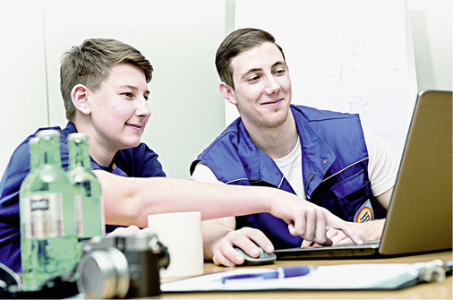 
Auf Messen und Infotagen sind die eigenen Mitarbeiter und Azubis authentische Botschafter, die einen Dialog auf Augenhöhe bieten.
