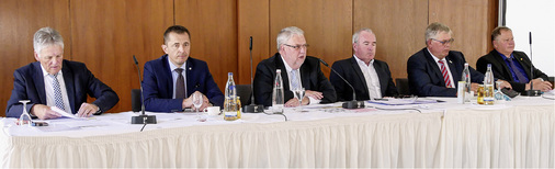 
Der ZVSHK-Vorstand will Branchenentwicklungen frühzeitig erkennen und mitgestalten (v.l.): Fritz Schellhorn, Vize Michael Hilpert, Präsident Friedrich Budde, Hauptgeschäftsführer Andreas Müller, Norbert Borgmann sowie Joachim Butz.



