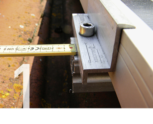 



Fehler 1: Zu wenig Überstand der Schiene unter der Modulklemme.
