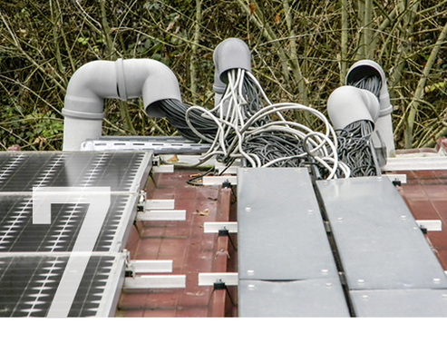 
Fehler 7: Versuch einer DC-Kabelführung und Dacheinführung.



