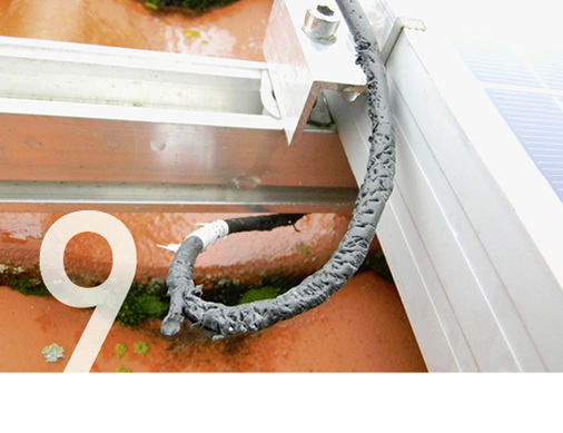 
Fehler 9: Tierverbiss, hier Marderschaden an DC-Leitung.



