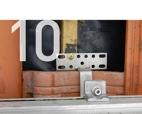 <p>
Fehler 10: Unzureichende Befestigung mit einer Schraube auf Dachlatte (anstelle von zwei Schrauben auf Dachsparren).
</p>

<p>
</p> - © Björn Hemmann, Solare Dienstleistungen GbR

