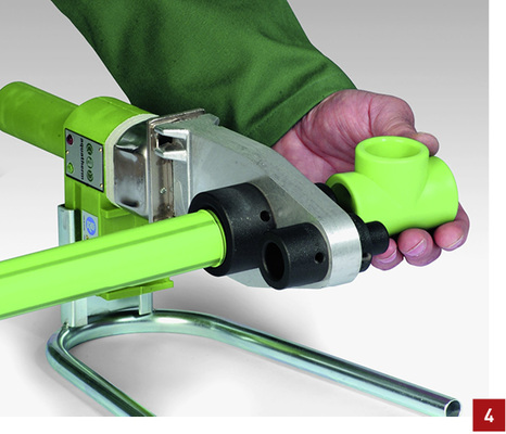 
Beim Heizelement-Muffenschweißen werden Rohr und Fitting mit einem Werkzeug angewärmt und anschließend zusammengefügt.



