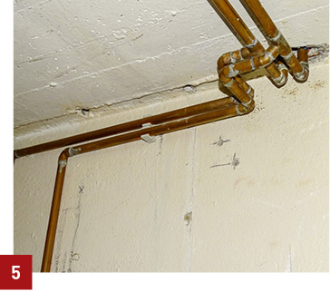 <p>
Aufputz-Altinstallation im Keller eines Einfamilienhauses, deren abzweigende Stichleitung mit einer Wärmebildkamera untersucht wurde.
</p>