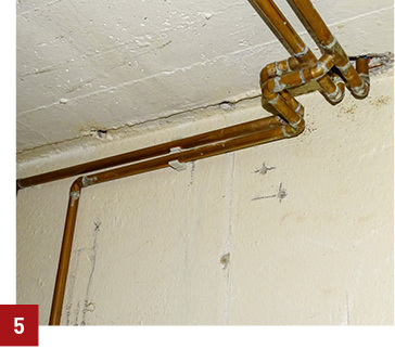 
Aufputz-Altinstallation im Keller eines Einfamilienhauses, deren abzweigende Stichleitung mit einer Wärmebildkamera untersucht wurde.
