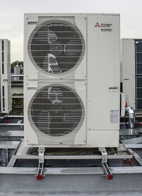<p>
</p>

<p>
Eine Aufstellung auf dem Dach wäre eine Möglichkeit, um die Schallimmissionen bei Luft-Wasser-Wärmepumpen abzuleiten. 
</p> - © Foto: Urbansky

