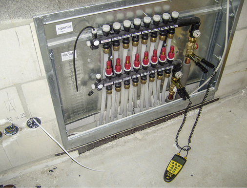 



Der Etagenverteiler ist die Schnittstelle zwischen Wärmeverteilung und Wärmeübertragungssystem, nicht nur bei Fußbodentemperierung, sondern gleichfalls bei der Decken- und Wandflächentemperierung.
