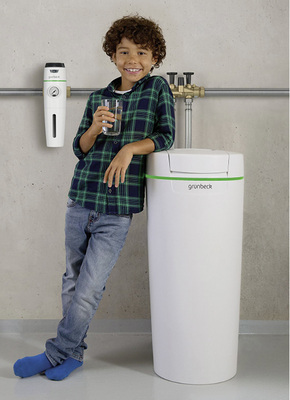 
In dem runden Gehäuse der Enthärtungsanlage softliQ von Grünbeck vereinen sich bewährte Ionenaustauschtechnik und zeitloses Design.



