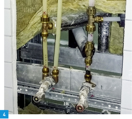 
4 Teilansicht der Zirkulation bis zur Zapfstelle eines Hygienesystems (oben): Nach Abschneiden der PWH-C wurde diese mit Trinkwasser (ohne Luft-Wasser-Gemisch) gespült.

