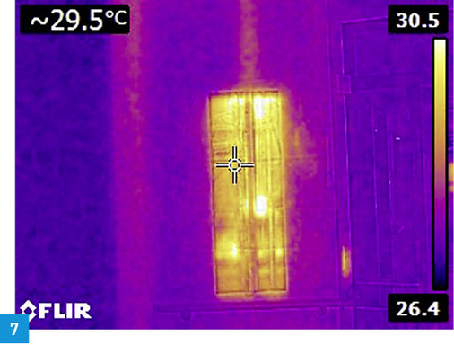 <p>
7 Die Thermografie belegt es: Im Revisionsschacht herrschen aufgrund der bis zur Zapfstelle geführten Zirkulation (PWH-C) hygienisch extrem kritische Temperaturbedingungen mit ungewollter Erwärmung der Kaltwasser führenden Rohrleitungen.
</p>