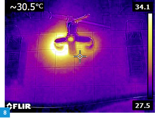 
8 Der Wärmeübergang an der Armatur als Hygienerisiko: Das durch die Zirkulation anliegende Warmwasser erwärmt über den Armaturenkörper die Kaltwasserseite.
