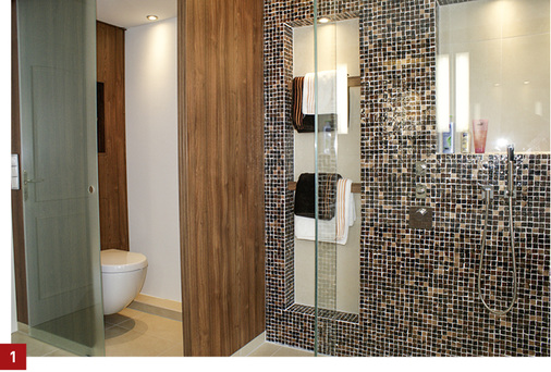 
Eine Tür, zwei Funktionen: Die Schiebetür des abgeteilten WCs dient auch als Schiebetür für den Duschbereich.



